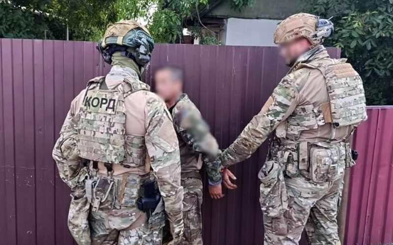 В одній з громад Житомирщини нетверезий чоловік з гранатою погрожував поліцейським