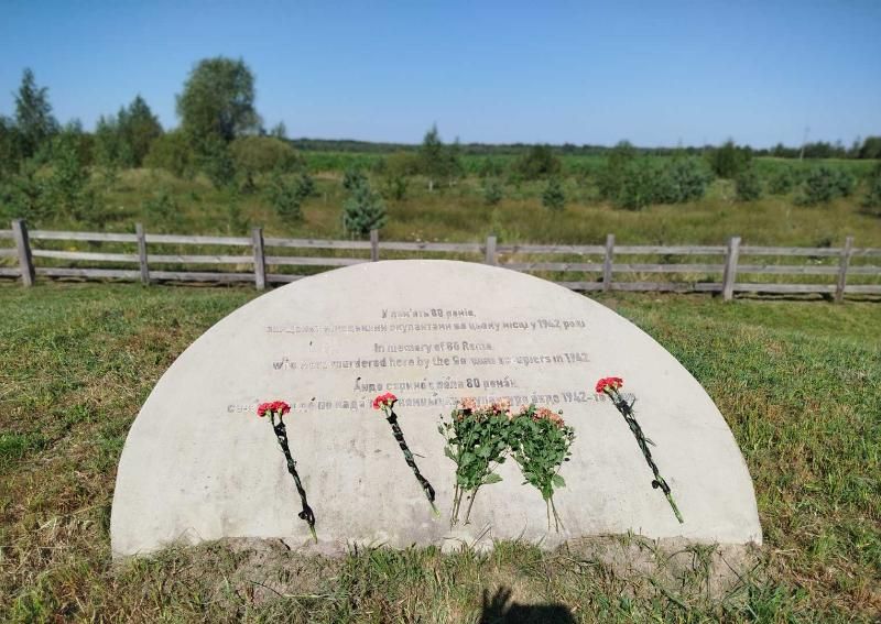 У селі на Овруччині відбулося покладання квітів на місці поховання жертв нацистського режиму