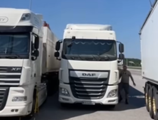 На трасі в Житомирській області виявили вантажівку з перевищенням допустимої ваги, а водій мав порушення режиму праці