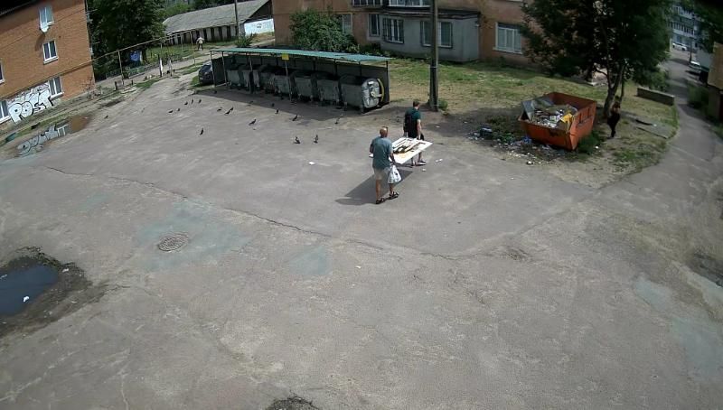 У КВГП показали порушників, які в Коростені викидають великогабаритне сміття та пригрозили листами в поліцію