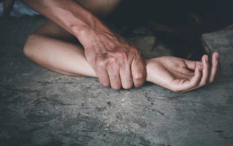 На Малинщині судили чоловіка, який ґвалтував неповнолітню падчерку