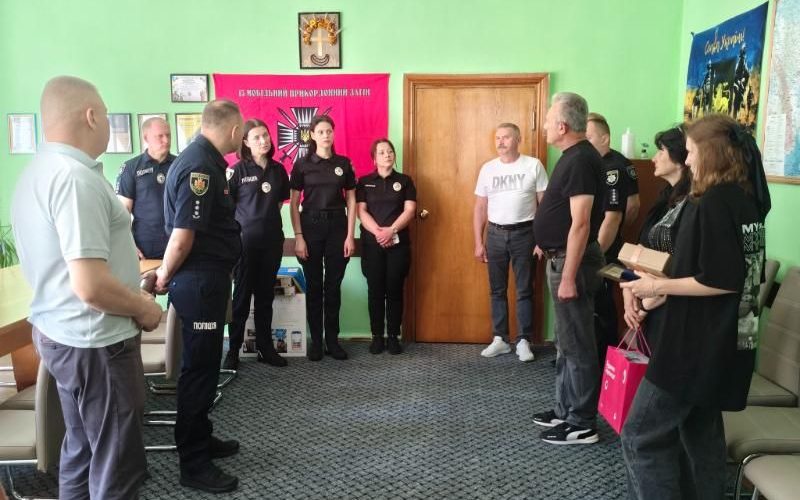 У Лугинах рідним загиблого на війні капітана поліції передали посмертну нагороду