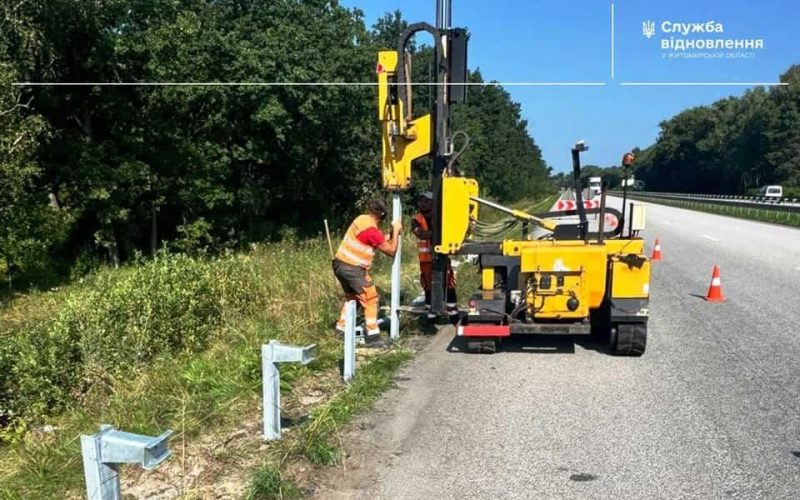 На автотрасі в Коростенському районі дорожники міняли металеві огородження