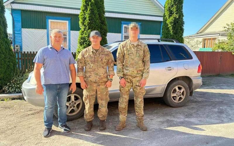 Олевська громада передала військовому-земляку з 95-ї бригади автомобіль на фронт