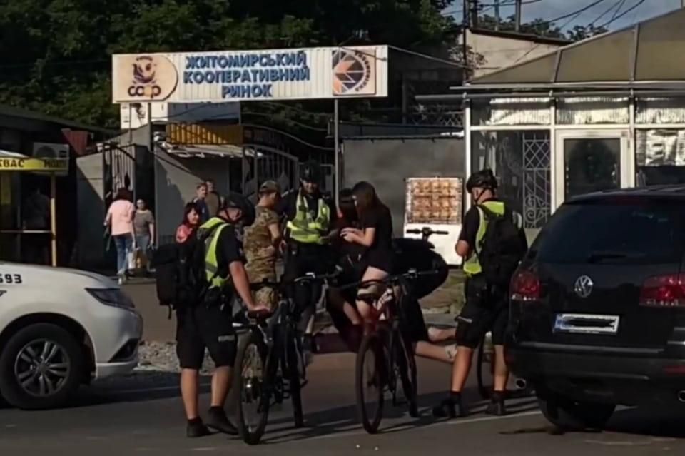 На Житомирщині під час складання протоколу на чоловіка, який припаркувався з порушенням, виявили – він у розшуку ТЦК