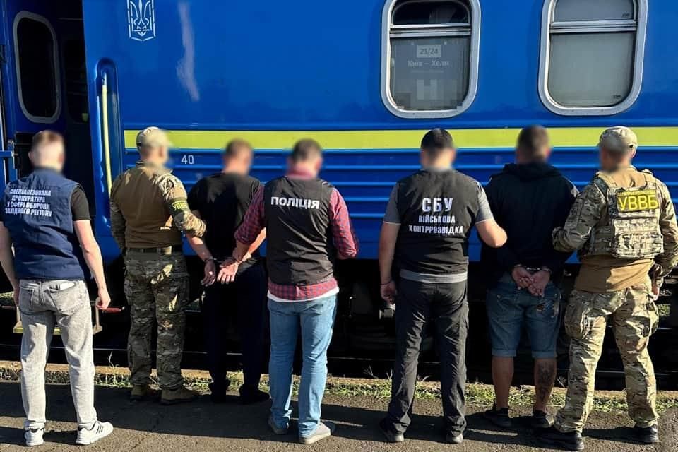 На залізниці правоохоронці затримали провідника потяга з Житомирщини, який намагався перевезти за кордон військовозобов’язаного