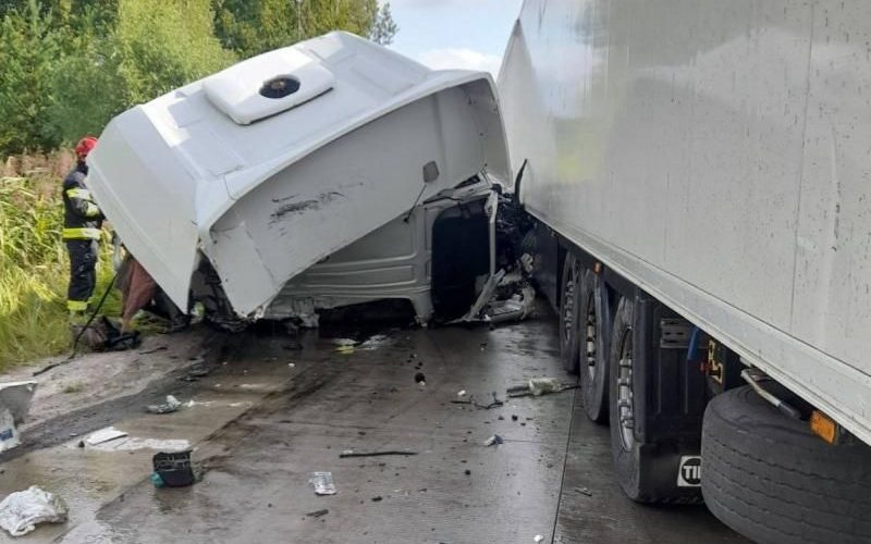 На трасі в Житомирській області сталася ДТП за участі вантажівок: є постраждалі