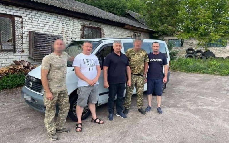 На фронт для бійця з Олевської громади передали автомобіль