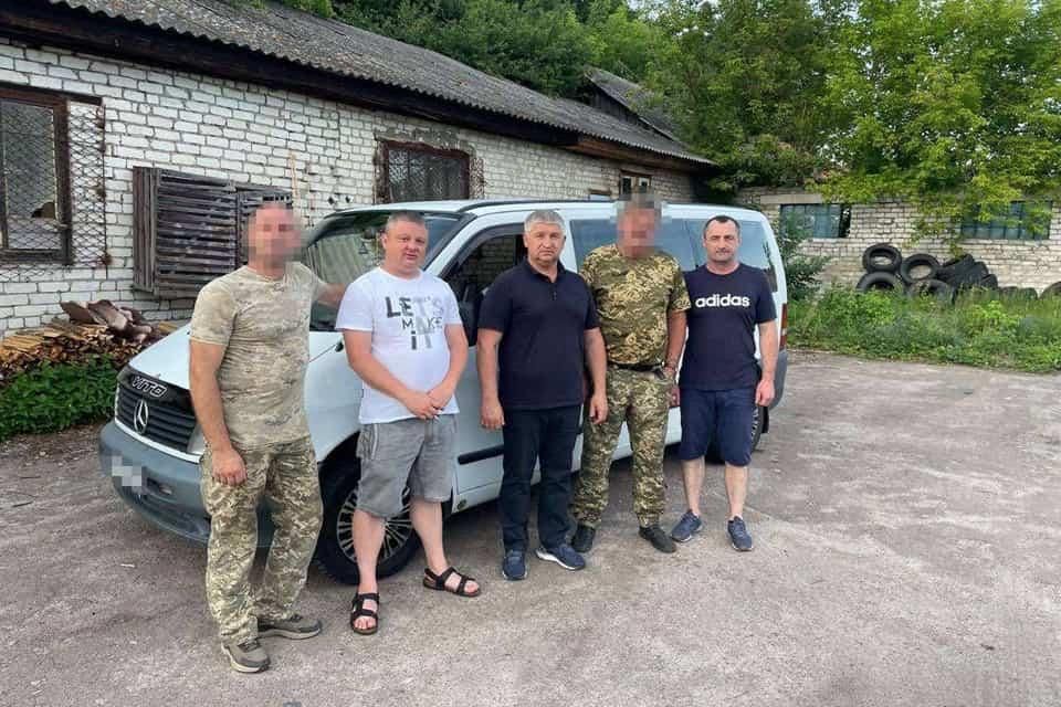 На фронт для бійця з Олевської громади передали автомобіль