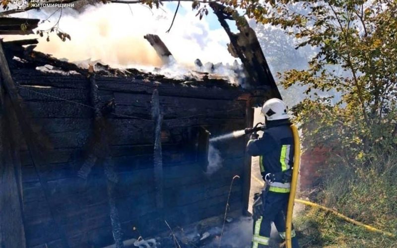 У селі Ушомирської громади горіла дерев’яна оселя: вогонь перекинувся на сарай та ледь “не зачепив” сусідський будинок
