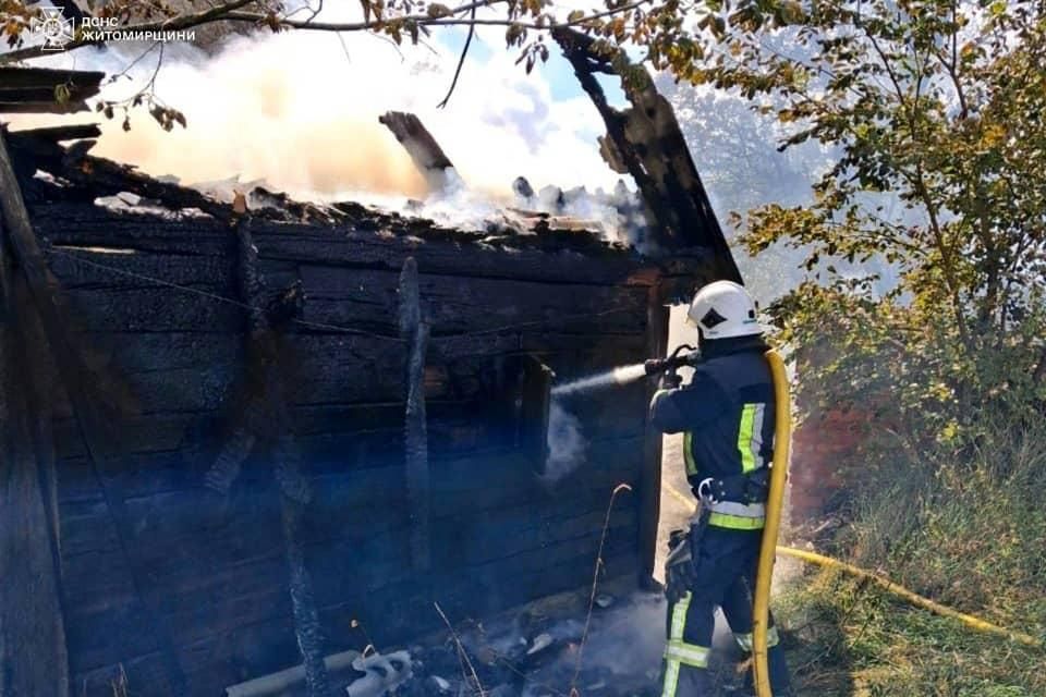 У селі Ушомирської громади горіла дерев’яна оселя: вогонь перекинувся на сарай та ледь “не зачепив” сусідський будинок