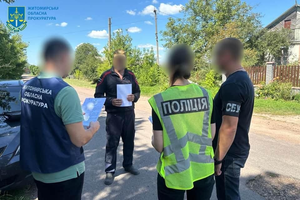 Дев’ятьом посадовцям та підприємцям з Житомирщини за махінації з деревиною та незаконне добування підземних вод оголосили про підозри