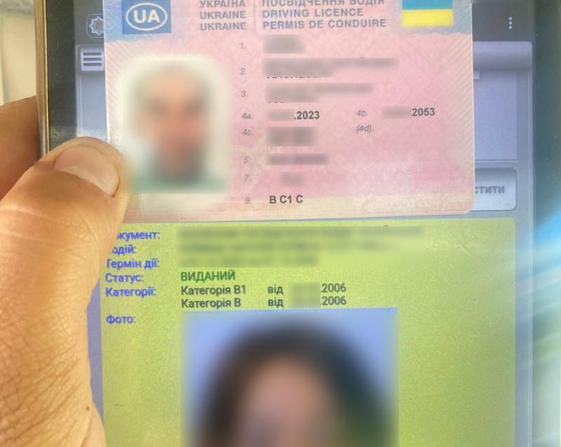 На трасі в Коростенському районі патрульні зупинили Skoda за порушення ПДР: у водія виявили підроблене посвідчення