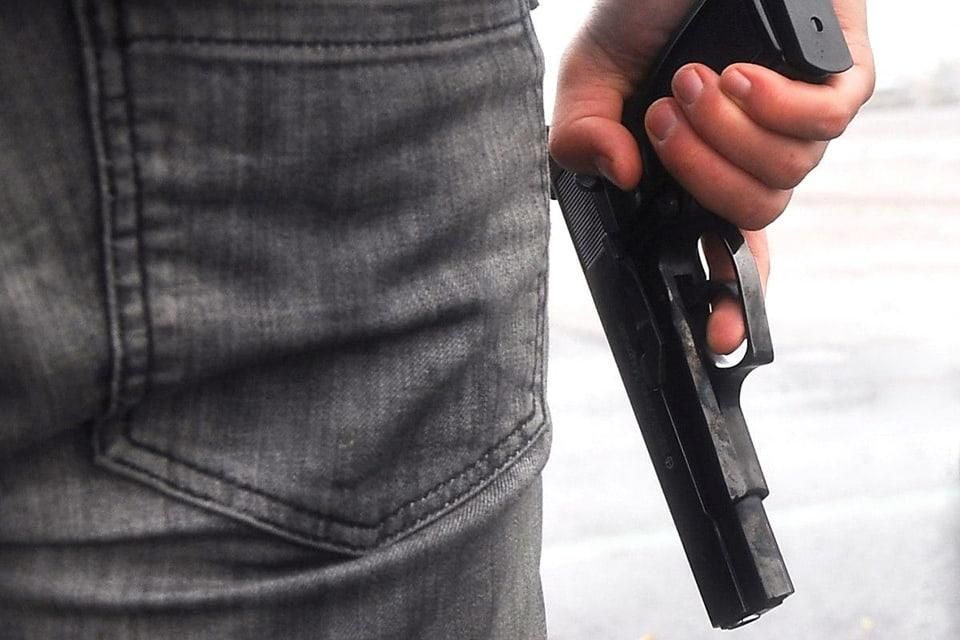 На одній з центральних вулиць в місті Житомирської області під час конфлікту чоловік стріляв з пістолета