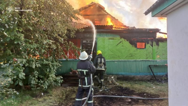 У селі Лугинської громади спалахнув дах приватної оселі: рятувальники майже 2 години боролися з вогнем