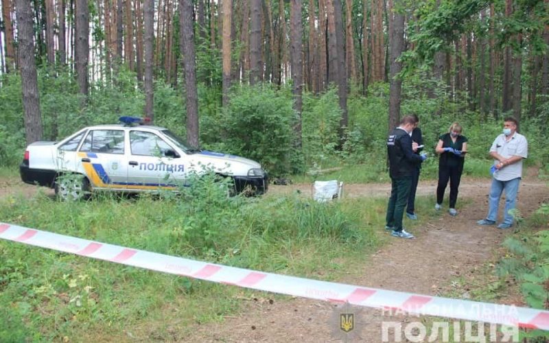 Коростенська поліція просить допомогти встановити особу чоловіка, тіло якого виявили в лісі