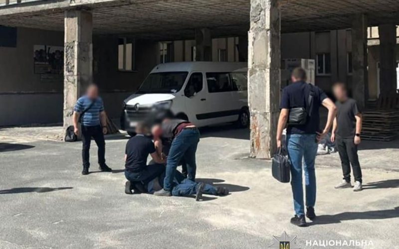 Вимагав з підприємця «данину» за кожен кубометр заготовленої деревини: чиновника з Коростенщини взяли під варту