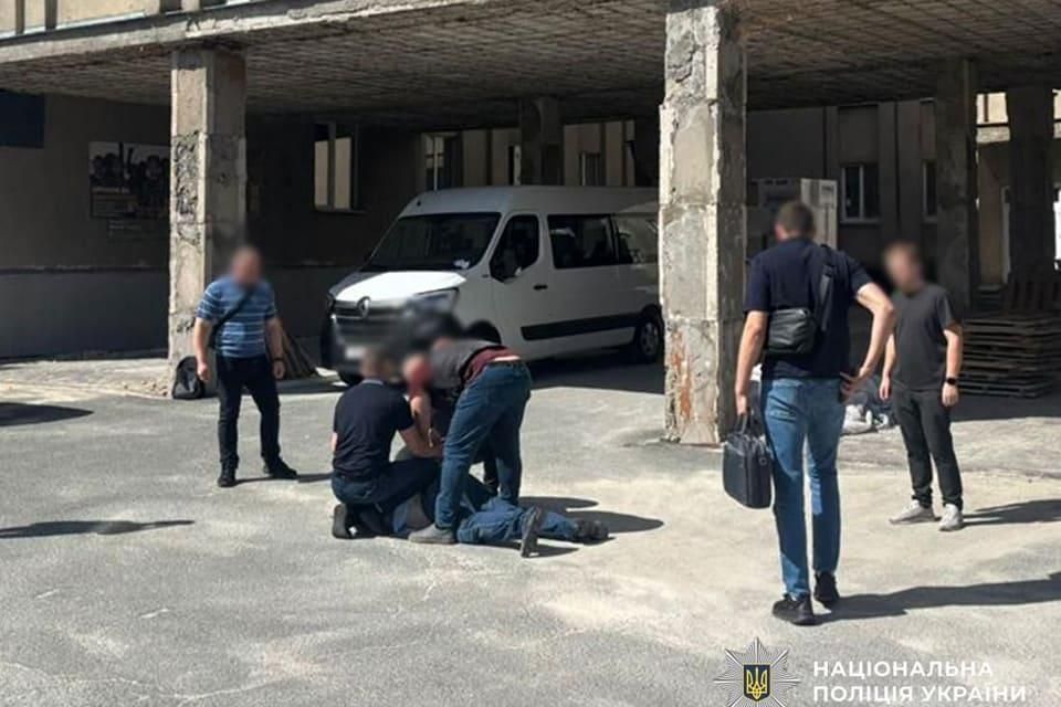 Вимагав з підприємця «данину» за кожен кубометр заготовленої деревини: чиновника з Коростенщини взяли під варту