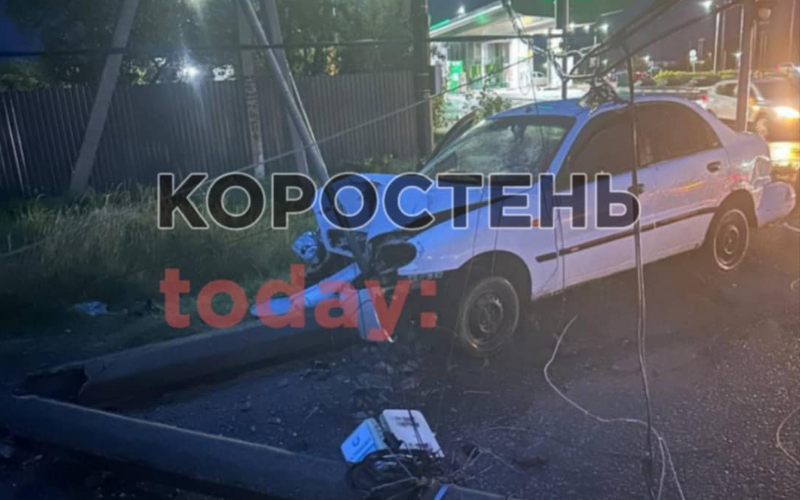 Подробиці ДТП на околиці Коростеня: Daewoo зіштовхнувся з вантажівкою, а потім врізався в електроопору