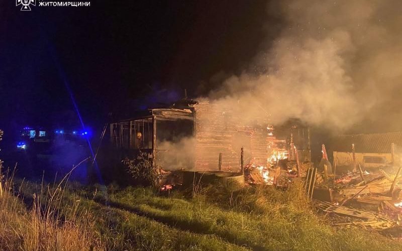 Вночі в селі Олевської громади горів дах дерев’яної оселі: вогонь поширився і на сусідню будівлю