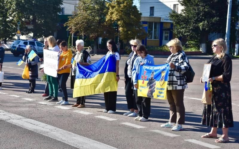 Коростенці хвилиною мовчання вшанували пам’ять Захисників: рух транспорту був перекритий родинами загиблих воїнів