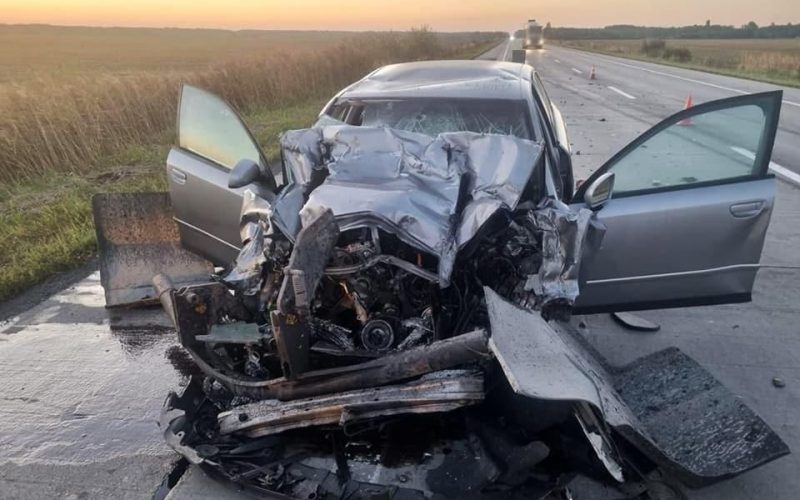 На трасі в Коростенському районі п’яний водій Audi врізався у вантажівку, загинув пасажир легковика