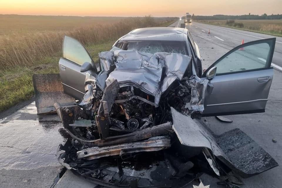 На трасі в Коростенському районі п’яний водій Audi врізався у вантажівку, загинув пасажир легковика