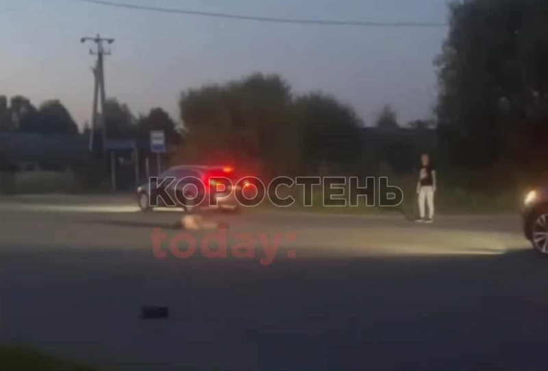 На Пашинах в Коростені мотоцикліст збив жінку: 18-річний водій двоколісника загинув