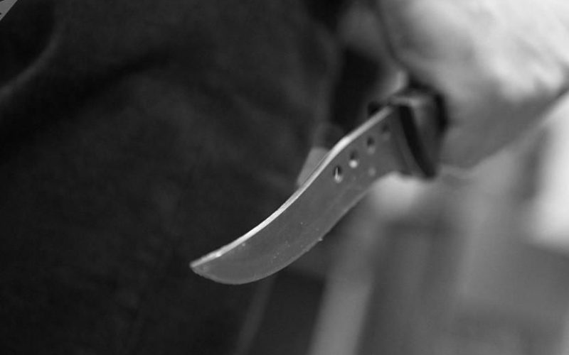 На Житомирщині батько під час конфлікту декілька разів вдарив сина ножем й пішов геть