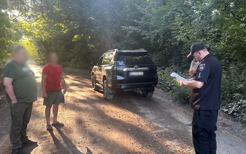 Двоє чоловіків вимагали гроші у блогерів з Коростенщини: правоохоронці повідомили про підозру