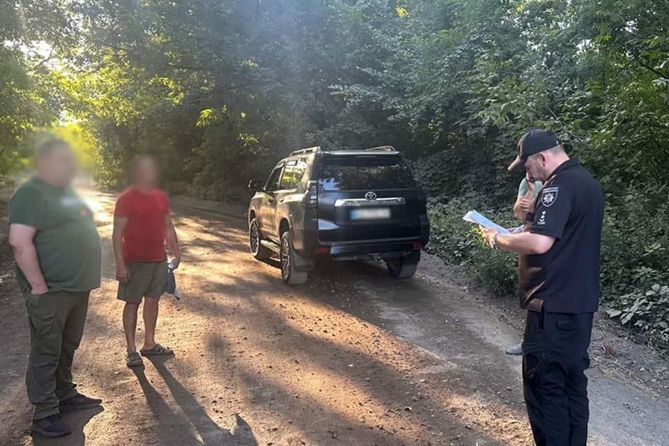 Двоє чоловіків вимагали гроші у блогерів з Коростенщини: правоохоронці повідомили про підозру