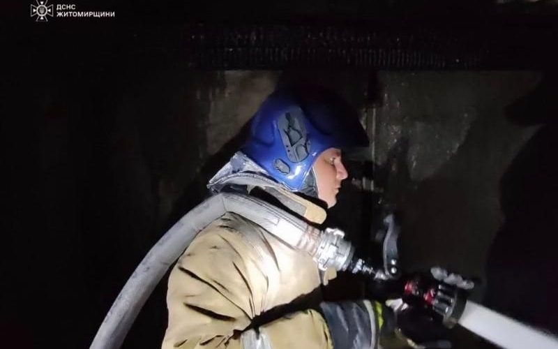 В Овручі 9 вогнеборців ліквідовували пожежу на деревообробному підприємстві
