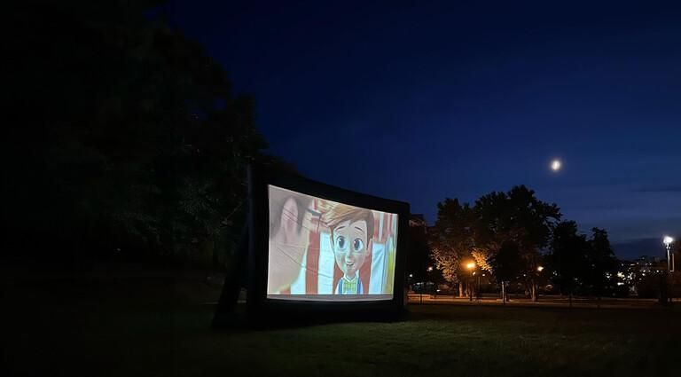 У Малині дітлахи дивилися мультфільм під відкритим небом