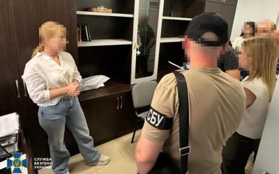 У місті на Житомирщині затримали адвокатку: разом із сином пропонували за 8 тис. доларів “списання” з війська