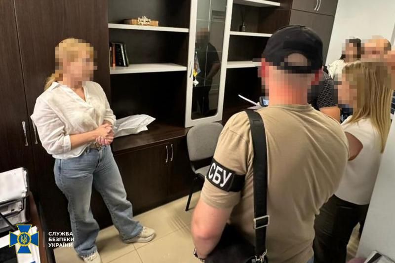 У місті на Житомирщині затримали адвокатку: разом із сином пропонували за 8 тис. доларів “списання” з війська