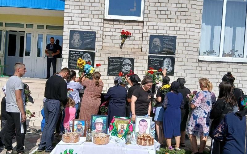 На Овруччині в декількох населених пунктах відбулося відкриття меморіальних дошок полеглим Захисникам