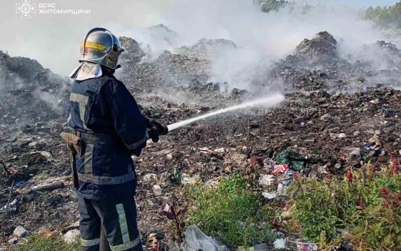 У Коростенському та ще двох районах протягом доби рятувальники ліквідовували займання сухостою та сміттєзвалища