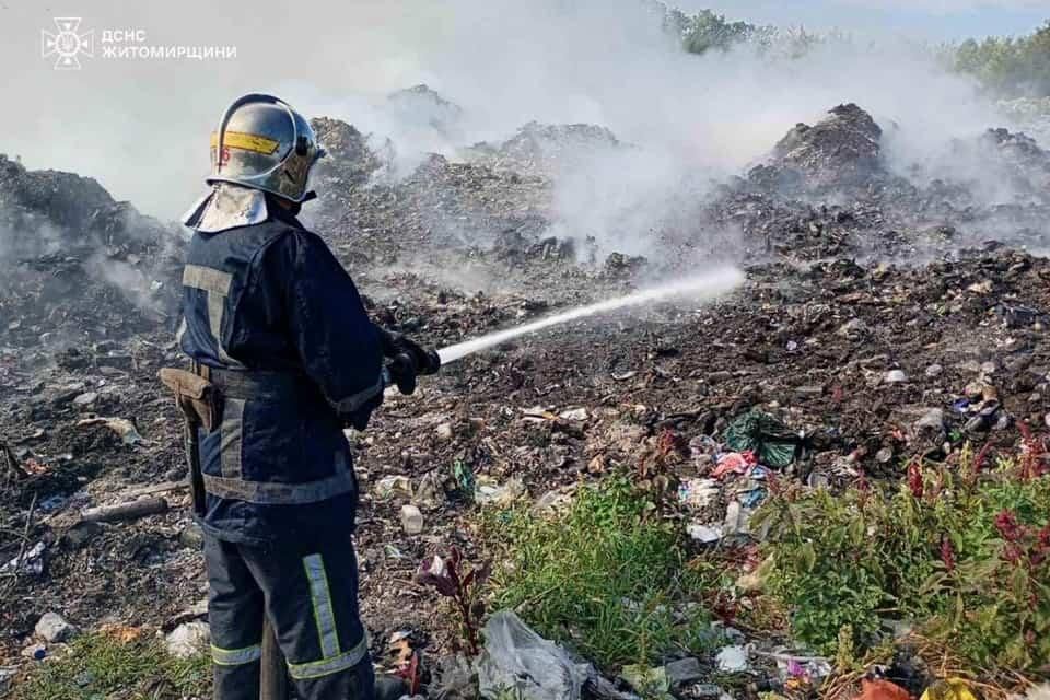 У Коростенському та ще двох районах протягом доби рятувальники ліквідовували займання сухостою та сміттєзвалища