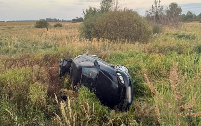 На автодорозі в Овруцькій громаді Opel злетів у кювет та перекинувся: травмований водій
