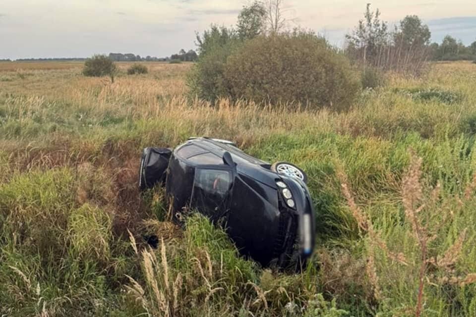 На автодорозі в Овруцькій громаді Opel злетів у кювет та перекинувся: травмований водій