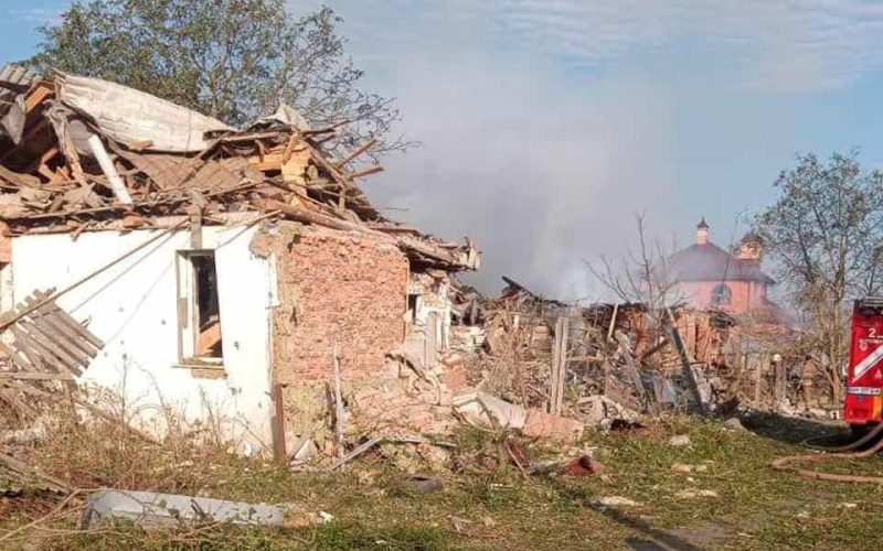 Людям в одній з громад Житомирщини, чиї будинки були зруйновані чи пошкодженні внаслідок нічної атаки рф, пообіцяли тимчасове житло