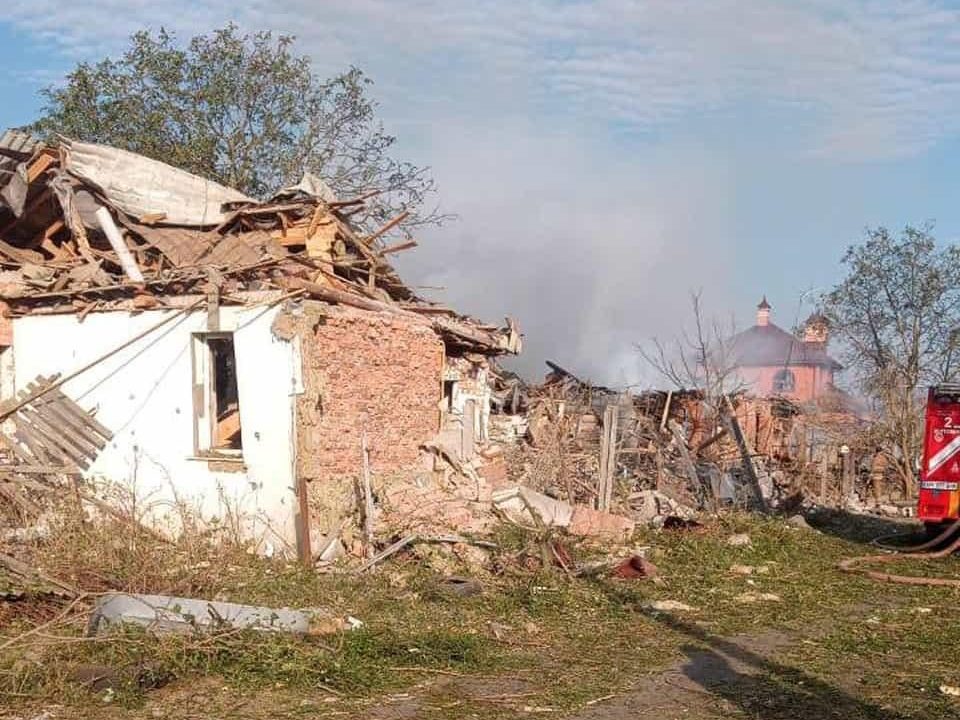 Людям в одній з громад Житомирщини, чиї будинки були зруйновані чи пошкодженні внаслідок нічної атаки рф, пообіцяли тимчасове житло