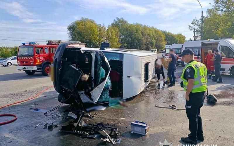 На Житомирщині Volvo зіштовхнувся з автобусом, від удару останній перекинувся: є госпіталізовані та 23 людям надавали допомогу