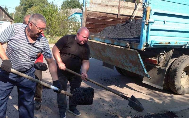 У Лугинах селищний голова разом з комунальниками ремонтував тротуар на одній з вулиці