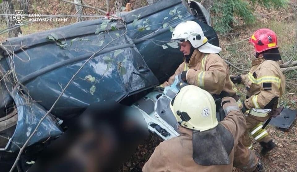 На автодорозі в Олевській громаді автівка перекинулась на дах: тіло загиблого водія деблокували з-під легковика
