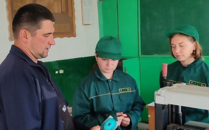 В Олевському профтехліцеї зросла кількість дівчат: навчаються на пічника, маляра, тесляра