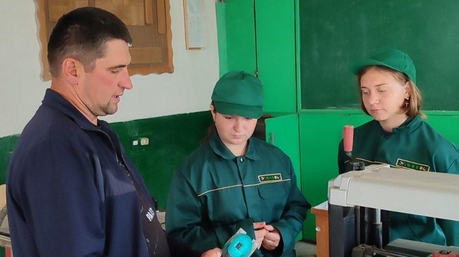 В Олевському профтехліцеї зросла кількість дівчат: навчаються на пічника, маляра, тесляра