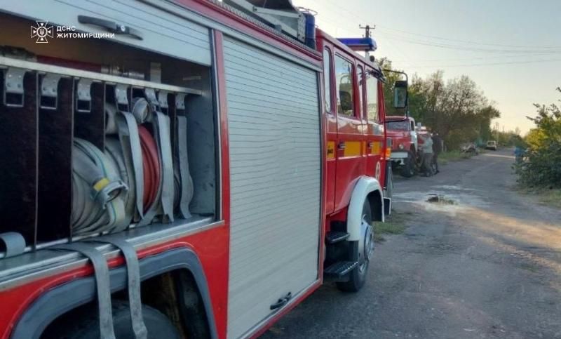У селі на Лугинщині вогонь знищив сарай і покрівлю житлового будинку