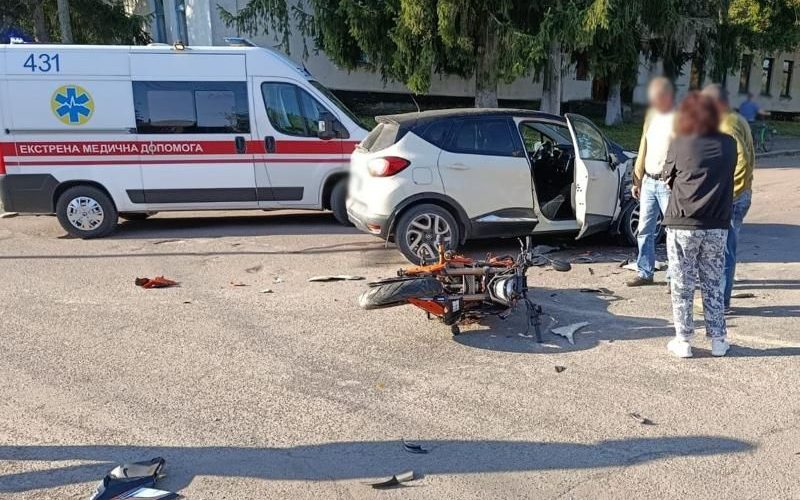У Лугинах 14-річний мотоцикліст зіштовхнувся з двома автівками: юнака госпіталізували