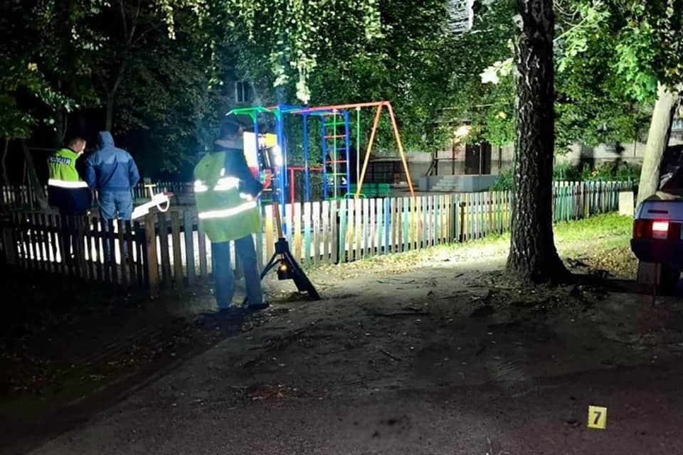 У Коростені чоловік під час сварки стріляв у родичів колишньої дружини: тесть та 18-річна своячка отримали поранення